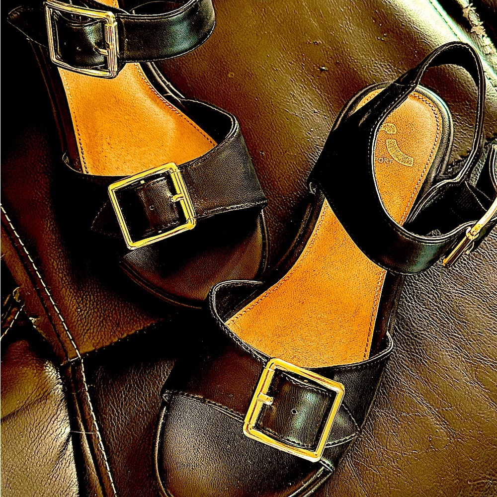 Womens Elegant Black Sandals with Gold Buckles… SIZE 8